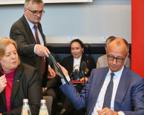 Drei Politiker diskutieren über Reformen und wirtschaftliche Herausforderungen in Deutschland.