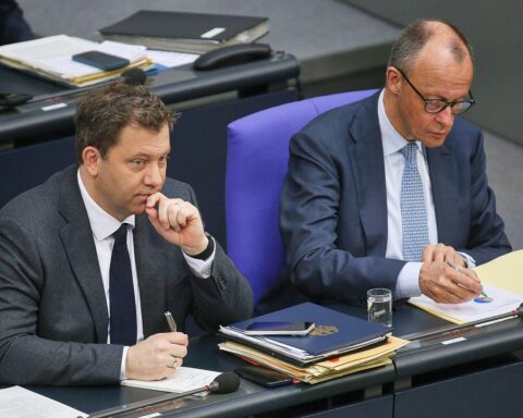 Wirtschaftskrise Deutschlands: Ifo-Präsident fordert Reformen; Merz und Klingbeil im Fokus der Politik.