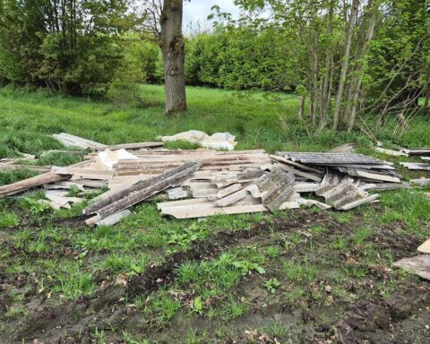 Illegale Müllablagerung in Padenstedt: Bauschutt, Müllsäcke und Dämmwolle im Wirtschaftsweg.