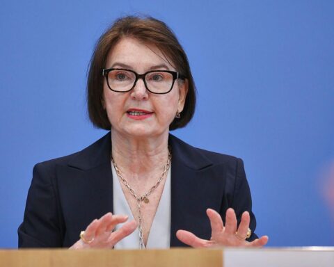 Iris Schöberl fordert Stopp der Mietpreisbremse; Diskussion um Wohnungsbau- und Mietregulation.