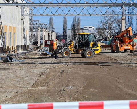Bagger auf Baustelle symbolisiert Infineons letzte große Investition in neue Chipfabrik in Dresden.