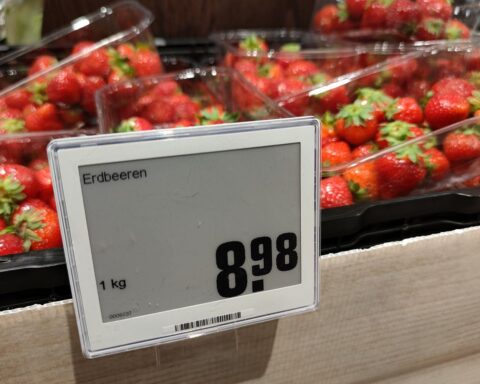 Erdbeeren im Supermarkt, Symbol für steigende Lebensmittelpreise und Inflation in Deutschland.