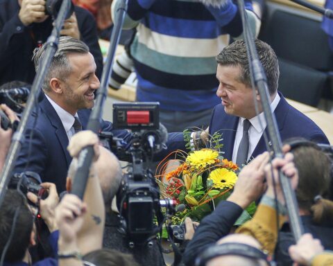 Zwei Politiker im Fokus: Ulrich Siegmund und Sven Schulze, symbolisieren politische Rivalität in Sachsen-Anhalt.