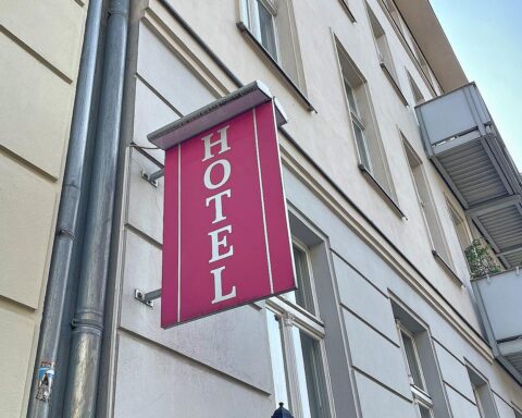 Überfülltes Hotel mit Gästen, die Empfangsbereich genießen und sich auf ihren Aufenthalt vorbereiten.