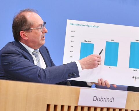 Alexander Dobrindt präsentiert Cybercrime-Bericht; betont Bedrohung und Maßnahmen gegen Cyberangriffe in Deutschland.