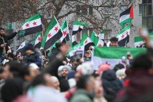 Syrische Flüchtlinge feiern den Sturz von Assad in Deutschland, symbolisieren Hoffnung auf Rückkehr.