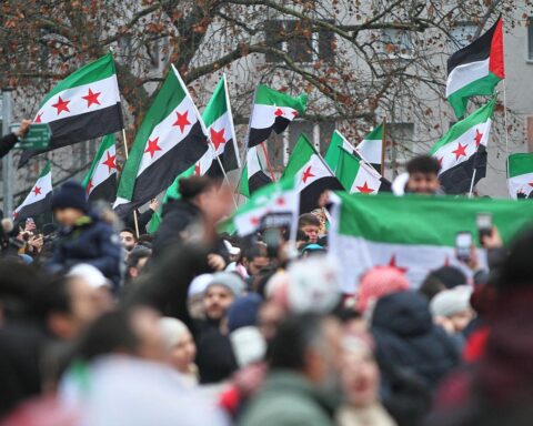 Syrische Flüchtlinge feiern den Sturz von Assad in Deutschland, symbolisieren Hoffnung auf Rückkehr.