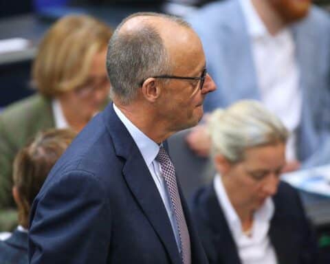Politiker Merz und Weidel: AfD überholt Union, neue Umfrage zeigt wachsende politische Verschiebungen.