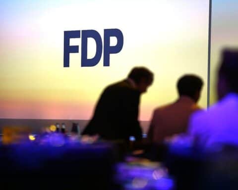 FDP-Parteitag: Wolfgang Kubicki wird zum neuen Vorsitzenden gewählt, trotz sinkender Umfragewerte.