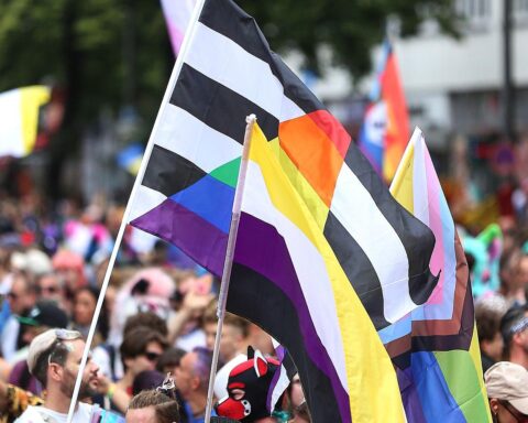 Fahnen, Menschenmengen und Feierlichkeiten zur Unterstützung von LGBTQ+ Rechten und Vielfalt.