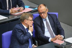 Politiker Johann Wadephul und Friedrich Merz diskutieren die schwindende Zustimmung zur Bundesregierung.