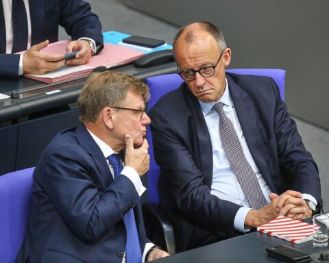 Politiker Johann Wadephul und Friedrich Merz diskutieren die schwindende Zustimmung zur Bundesregierung.
