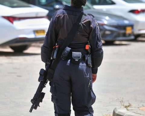 Israelische Soldatin in Uniform, symbolisiert Zusammenarbeit und Sicherheitsfragen zwischen Israel und Deutschland.