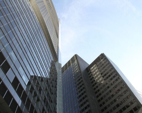 Frankfurts Skyline mit Banken, die den Boom im M&A-Markt symbolisieren.
