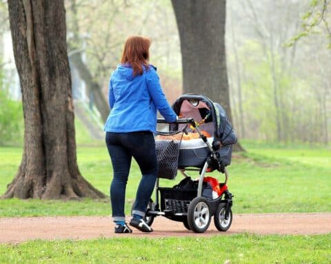 Eine Mutter mit Kinderwagen, Symbol für Familienpolitik und Elterngeld-Debatte in Deutschland.