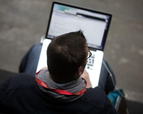 Selbständiger am Computer, besorgt über wirtschaftliche Zukunft; grafische Darstellung von Unsicherheit und Auftragsmangel.