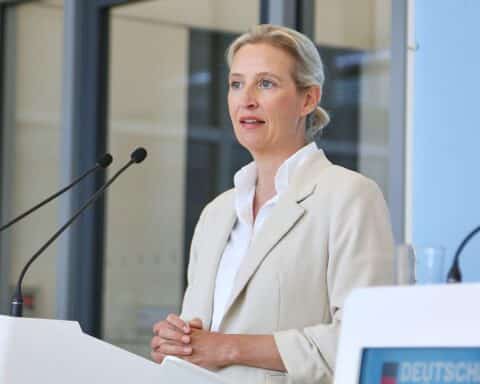 Alice Weidel und Juli Zeh im Dialog über politische Verantwortung und den Umgang mit AfD-Anhängern.