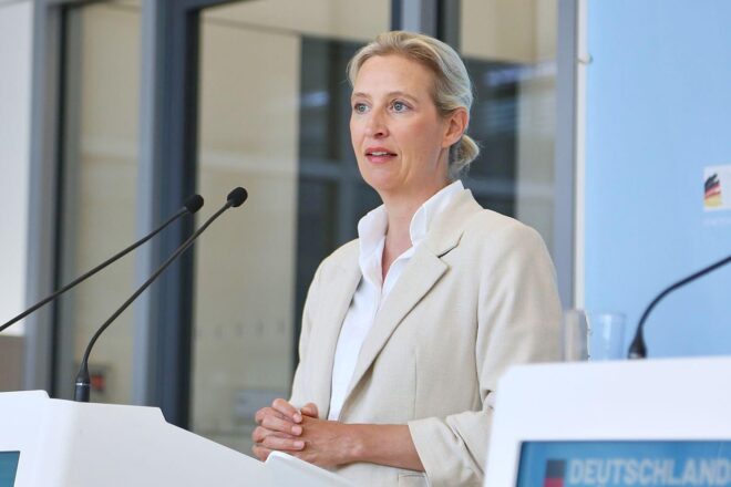 Juli Zeh würde mit Alice Weidel diskutieren