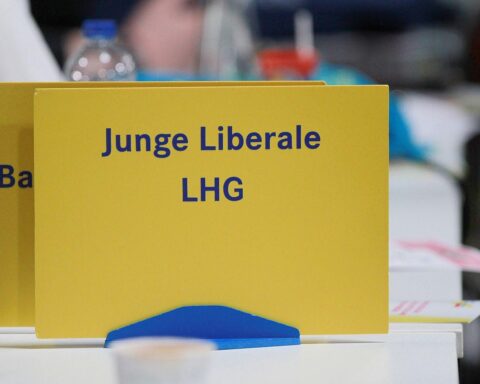Junge Liberale diskutieren Vielfalt und politische Positionen vor FDP-Parteitag in Berlin.