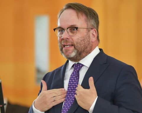 Preisverleihung junger Literatur, glückliche Gewinner, Urkunden, kreative Werke, kulturelles Engagement, Erfurt.