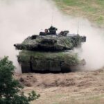 Ein "Leopard 2"-Panzer im Einsatz, symbolisch für kritisch hinterfragte Verteidigungsausgaben.