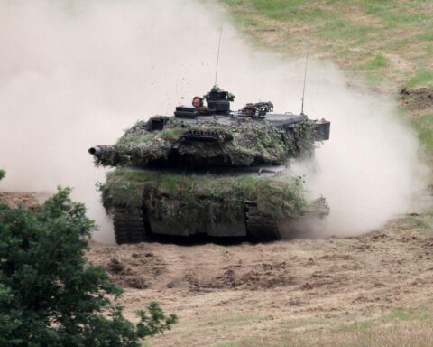 Ein "Leopard 2"-Panzer im Einsatz, symbolisch für kritisch hinterfragte Verteidigungsausgaben.