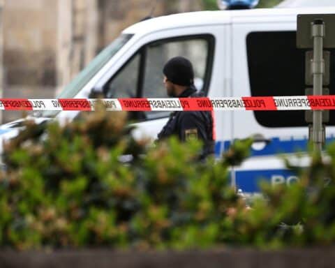 Polizeiabsperrung, die auf geschlechtsspezifische Gewalt und Femizide aufmerksam macht.