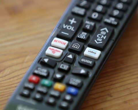 Fernbedienung mit Streaming-Diensten, die die neue Investitionsverpflichtung für den deutschen Film symbolisiert.