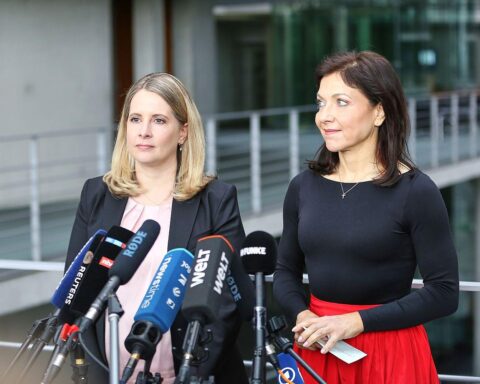 Verena Hubertz und Katherina Reiche diskutieren über das neue Heizungsgesetz in Berlin.