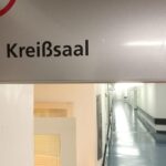 Kreißsaal mit Geburtshilfe: Hohe Kaiserschnittrate 2024, Hebammen unterstützen werdende Mütter.