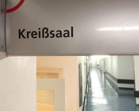 Kreißsaal mit Geburtshilfe: Hohe Kaiserschnittrate 2024, Hebammen unterstützen werdende Mütter.