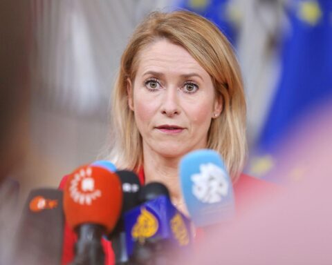 Kaja Kallas warnt vor US-Truppenabzug und betont Europas Sicherheitsunabhängigkeit und transatlantische Spannungen.