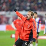 Harry Kane feiert den DFB-Pokal-Sieg im Pyro-Nebel mit Bayern München.