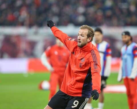 Harry Kane feiert den DFB-Pokal-Sieg im Pyro-Nebel mit Bayern München.