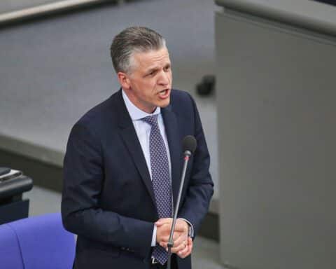 Kanzleramtschef Thorsten Frei diskutiert Koalitionsarbeit und bevorstehende Reformen der Bundesregierung.