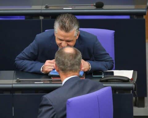 Thorsten Frei und Friedrich Merz diskutieren politische Reformen und kommunale Herausforderungen der Bundesregierung.