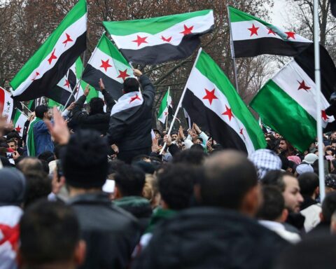 Syrer in Deutschland feiern, während Abschiebungen nach Syrien aufgrund fehlender Papiere stocken.