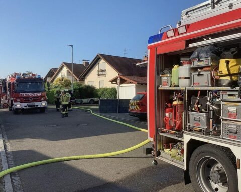 Kellerbrand in Weil am Rhein: Feuerwehr im Einsatz, Rauch und Rettungsaktion auf Balkon.