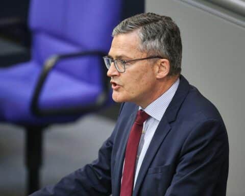 Roderich Kiesewetter äußert Politik über US-Truppenabzug und fordert stärkere europäische Verantwortung.
