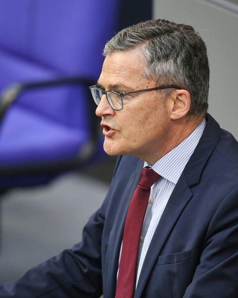 Roderich Kiesewetter äußert Politik über US-Truppenabzug und fordert stärkere europäische Verantwortung.