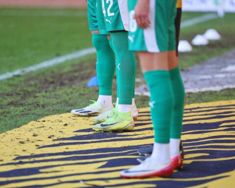 Dennis Srbeny im Fürth-Trikot, mit Fokus auf Teamgeist und Erfahrung auf dem Platz.