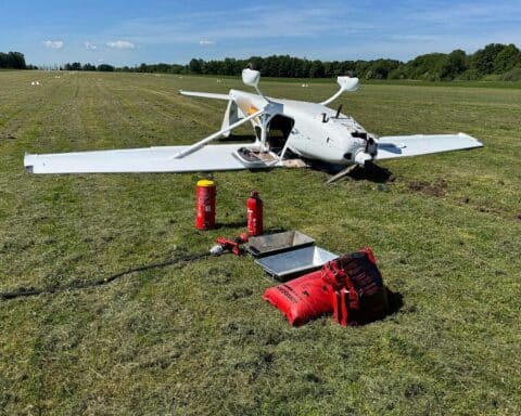 Kleinflugzeug überschlägt sich bei der Landung, Feuerwehr und Rettungsdienst im Einsatz.