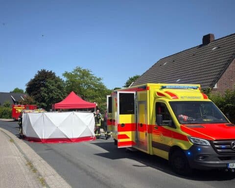Rettungskräfte sichern Unfallstelle, Notarzt und Hubschrauber für schwer verletztes Kleinkind im Einsatz.