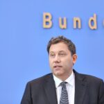 Lars Klingbeil spricht auf Maikundgebung, betont Koalitionszusammenhalt und politische Kompromisse.