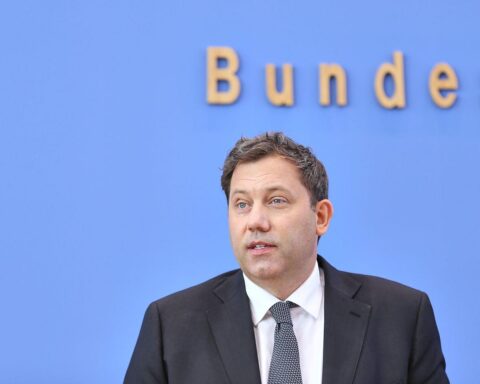 Lars Klingbeil spricht auf Maikundgebung, betont Koalitionszusammenhalt und politische Kompromisse.
