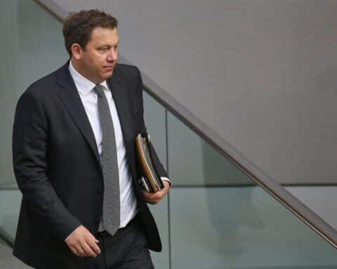 Lars Klingbeil präsentiert Kompromissbereitschaft für gerechte Reformen und wirtschaftliche Stabilität in Deutschland.
