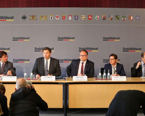 Bundesfinanzminister Klingbeil bei Pressekonferenz: Diskussion über Schulden, Reformen und wirtschaftliche Stabilität.