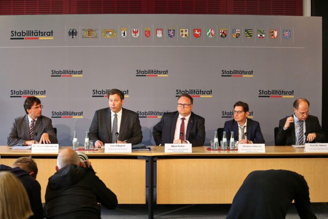 Klingbeil verteidigt Investitionen trotz höherer Verschuldung