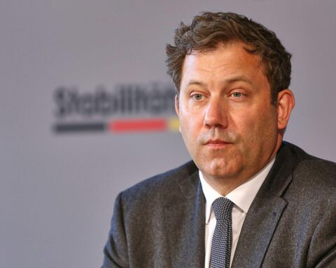 Lars Klingbeil spricht über antragloses Kindergeld zur Entlastung junger Familien in Berlin.