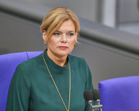 Julia Klöckner hisst die Regenbogenflagge am Bundestag zum Internationalen Tag gegen Homophobie.